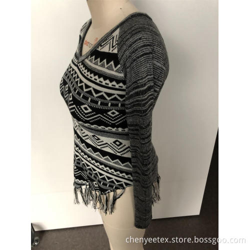 V-neck geometric fringed knit top